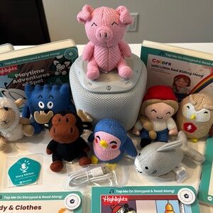 Storypod with 8 characters and 8 books